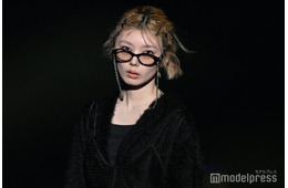 櫻坂46藤吉夏鈴、メガネチェーン・無造作ヘア…遊び心満載全身ブラックスタイリング【TGCあいち・なごや2026】