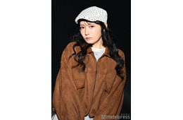 ≠ME鈴木瞳美、ブラウン×白コーデで美脚スラリ クールな表情に「いつもと雰囲気違う」「お人形さんみたい」の声【TGCあいち・なごや2026】