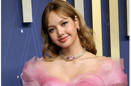 BLACKPINKリサ、スリットコートから美脚スラリ「圧倒的な存在感」「次元の違う美しさ」と反響