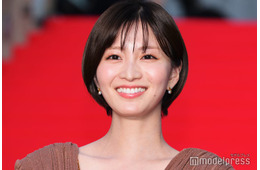 岡崎紗絵、純白ウエディングドレス姿披露 ドラマオフショットに「美しすぎる花嫁」「目に焼き付けました」と反響