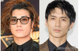赤西仁、錦戸亮が自宅訪問 巨大テレビ裏での「配線おじさん」姿が話題「貴重なプライベート」「豪邸感すごい」