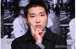 柄本佑、世界的アイドルのファンを告白「2人でドームにライブ行きました」ベテラン俳優との“推し活”も明かす