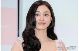 TWICEジヒョ、チューブトップ姿で美腹筋披露「女神」「憧れボディ」とファン絶賛