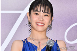 アイナ・ジ・エンド、夕陽バックの美脚ショット公開「映画のワンシーンみたい」「幻想的な雰囲気」と反響