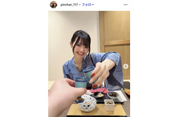 夜のひと笑い・こうの復縁恋人「こうくんのトレーナー借りてダボダボ感強め」ミニスカタイツコーデ披露「彼氏の服着てるの可愛すぎ」「スタイル抜群」と反響