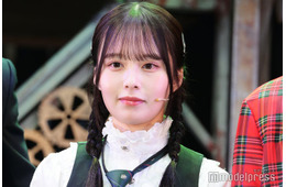 乃木坂46佐藤璃果、スラリ美脚際立つミニスカコーデ披露「大人っぽい」「頭身バランスがすごい」と絶賛の声