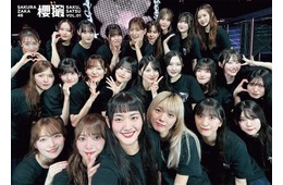 櫻坂46写真集「櫻撮」書店特典15種解禁 “わちゃわちゃ感”あふれる自撮りポスターも