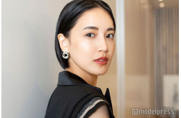 藤井夏恋、夫アイドラYUから頬キス…幸せ溢れる結婚式の様子公開「映画のよう」「綺麗な花嫁さん」の声