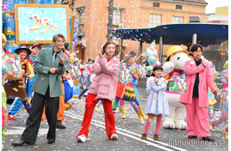 仲里依紗、千葉雄大らUSJ25周年アニバーサリー祝福 “熱狂ダンスタイム”で大はしゃぎ
