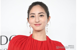堀田茜、真っ赤なミニ丈ドレスで圧巻の脚線美披露 “基礎力”を大事だと感じる瞬間語る「海外ロケとかも年々…」【ULTIMUNE with LISA POP UP EVENT】