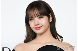 BLACKPINKリサ、大胆デザインドレスから美背中際立つ「エンジェルライン綺麗すぎ」「圧巻の美しさ」と話題