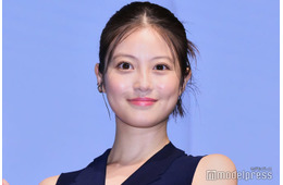 今田美桜、美脚際立つミニスカ姿に反響「異次元の可愛さ」「色っぽい」