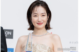 高梨臨、ミニスカゴルフウェア姿で美スタイル披露「脚が綺麗すぎる」「ポーズが可愛い」の声