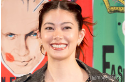 森星“超ミニ”で圧巻美脚公開「腰の位置高すぎ」「目を疑うレベルの脚の長さ」と驚きの声