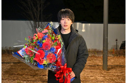 中村倫也「DREAM STAGE」クランクアップに池田エライザら駆けつける NAZEはオールアップで涙ぐむ