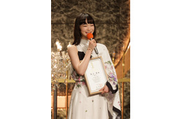 見上愛、親友と同じステージ共演に感涙「この仕事を始めようかなと思うきっかけになった」【第49回日本アカデミー賞】