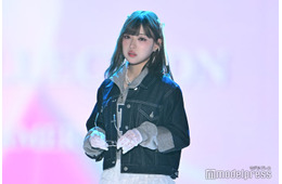 MINAMI、ミニスカ×レースタイツ着こなす リムレスメガネ外す姿に視線集中【TGC2026 S/S】