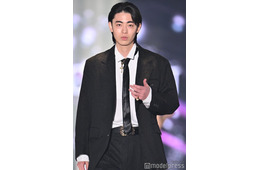 豊田裕大、ブラックコーデで色気漂う クールな眼差しに会場沸く【TGC2026 S/S】