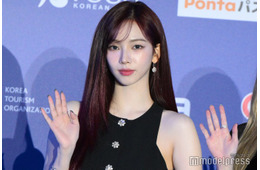 aespaカリナ、大胆ミニ丈から美脚輝く「オーラ全開」「美しすぎて目が釘付け」と反響