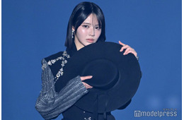 FRUITS ZIPPER鎮西寿々歌、トップバッターで「IDOL RUNWAY」開幕 ハットで顔隠してエレガントに登場【IDOL RUNWAY COLLECTION 2026】
