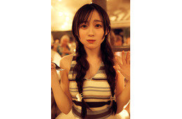 乃木坂46川崎桜、幸せいっぱい“もぐもぐショット”公開 1st写真集先行カット第11弾解禁【エチュード】