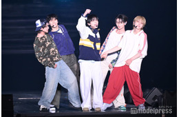 WILD BLUE、新曲ステージ初披露＆サプライズ 大学生24人と一糸乱れぬダンスで沸かす【AGESTOCK2026】