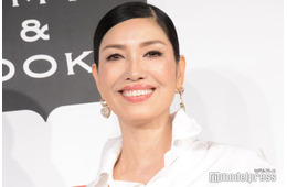 アンミカ、“全身ヴィトン”膝上ドレス姿で圧巻スタイル披露「脚が長くて綺麗」「美しい着こなし」と絶賛の声