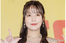 ＝LOVE諸橋沙夏、ニーハイ美脚ショットに熱視線「顔小さくてヘッドホンが大きく見える」「可愛すぎて胸キュン」