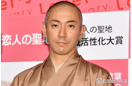 市川團十郎「2人とも伸び盛り」背比べする麗禾＆勸玄の様子公開「ぐんぐん成長してる」「両親ともに高いからまだ伸びそう」と反響