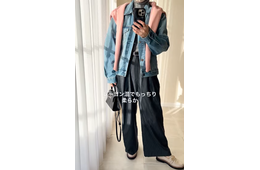 ピンクニットの肩掛けワザで春らしく。大人のデニムジャケットスタイル【40代の毎日コーデ】