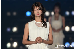 美人アナウンサー、ミニ丈×透けタイツから美脚輝く「スタイルレベチ」「美しさに目が釘付け」と反響続々