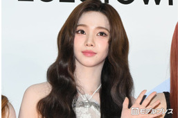 aespaカリナ、圧巻美脚際立つスポーティーなミニ丈コーデ披露「絵になる」「シルエットが綺麗」と話題