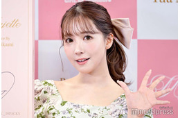 三上悠亜、肩出しトップス×ミニスカから美脚スラリ「スタイル良すぎて目が釘付け」「お人形さんみたい」