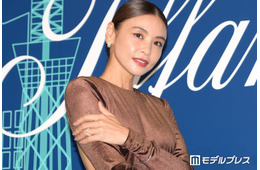 3児の母・滝沢眞規子、ユーカリの枝飾った広々リビング公開「開放感がすごい」「ホテルみたい」と話題