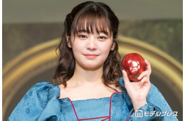 「御上先生」吉柳咲良、大胆スリットから美脚全開「腰の位置がレベチ」「着こなせるのすごい」と絶賛の声