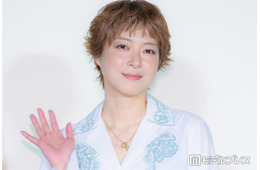 上野樹里、オン眉ショート×ハイトーンで雰囲気ガラリ ほっそり美脚も披露