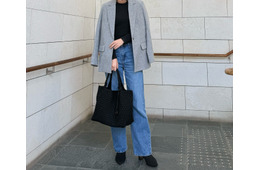 大容量トートバッグをオシャレに持つ。荷物が多い日に参考にしたいハンサムスタイル【40代の毎日コーデ】