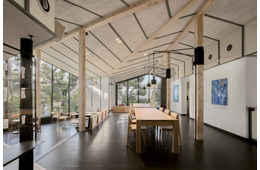 スタバ、東京・谷中の新店舗「カフェ & アートギャラリー」自然と吹き抜けが心地よい木造建築