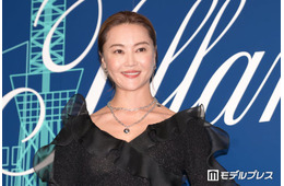 観月ありさ「90年代」美脚際立つ懐かしモデル姿公開「今も昔も異次元」「伝説の8頭身」と絶賛の声