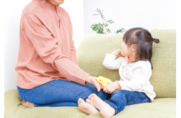 クッキーを落として泣きそうな4歳孫　それを見た70代祖母が台所から戻ると⇒まさかの行動に孫が大喜び