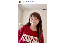 アグネス・チャン、ミニスカ×ブーツコーデでスラリ美脚「永遠に美しい」「脚のライン綺麗」と反響