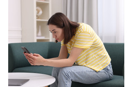 二の腕が太いのはスマホのせい？くびれ消失、背中のハミ肉…ついやりがちな「あの姿勢」が、オバ見え体型を加速させる!?