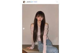 侍ジャパン小園海斗選手の妻・渡辺リサ「スポーツ観戦しかしてない」ミニスカ×ユニで美脚スラリ「スタイルが異次元」「脚が綺麗」の声