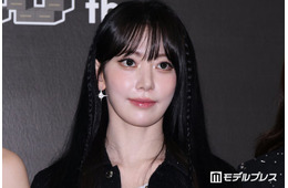 LE SSERAFIMサクラ、美脚際立つミニワンピ×ジャケットコーデ披露「おしゃれすぎる」「犬の散歩してるだけで絵になる」の声