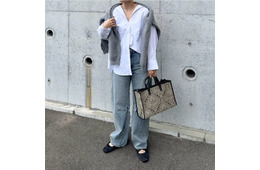 白シャツ×デニムを今年らしく。シルエットで差をつける大人の洗練デイリーカジュアル【40代の毎日コーデ】