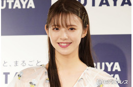 鈴木ゆうか、美脚全開のフリルミニパンツ姿に熱視線「シルエット最強」「透明感すごい」