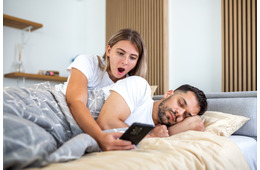 「離婚したくても、1円も取れない!?」出会い系アプリで遊び放題の夫。児童手当や学資保険…総額500万円を使いこみ、借金まみれの夫