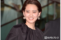 山崎紘菜「10年近くぶりのショート」印象ガラリのビフォアフ写真公開「別人級」「イケメン度増した」と反響