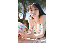 乃木坂46川崎桜、ビキニ姿で読書を楽しむ 1st写真集封入ポストカード第2弾公開【エチュード】