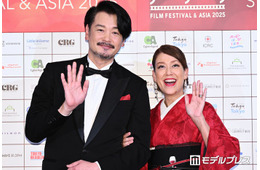 LiLiCo、夫との結婚8年目の記念日にウエディングショット披露「キュンとした」「幸せオーラが半端ない」の声